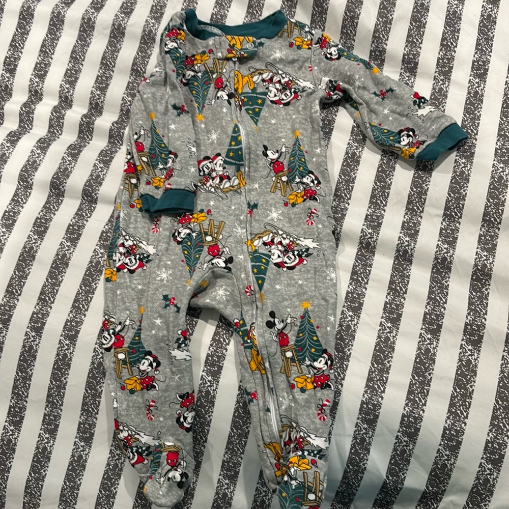 🎄 Disney Holiday Zip-Up Sleeper – Size 6-9M 🎄